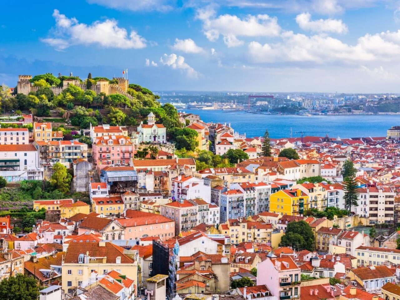 Португалия закрывает программу «Золотая виза»